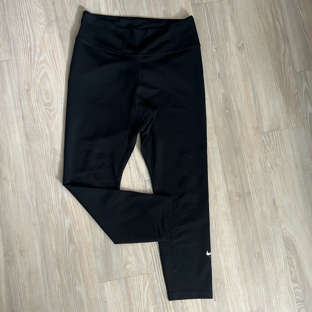 Nike women’s crop length black leggings size medium